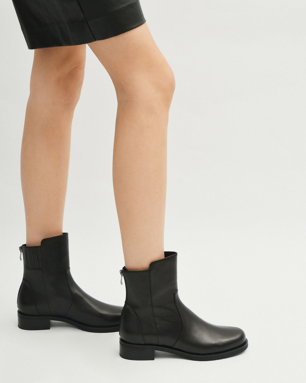 JOHNSTON FLAT ANKLE BOOTS BLACK LEATHER